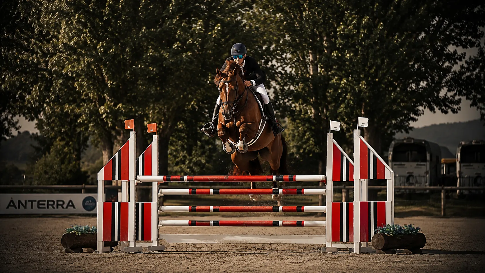 Caballo castaño y jinete franqueando de frente un obstáculo de barras rojas y blancas en concurso
