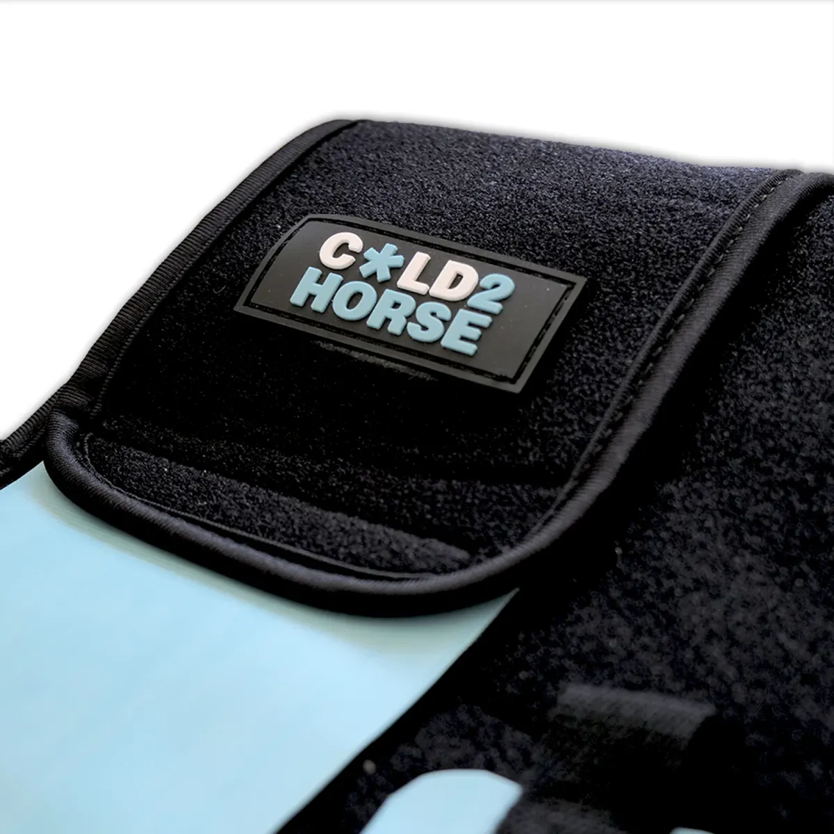 Detalle del emblema Cold2Horse en relieve sobre la banda de velcro
